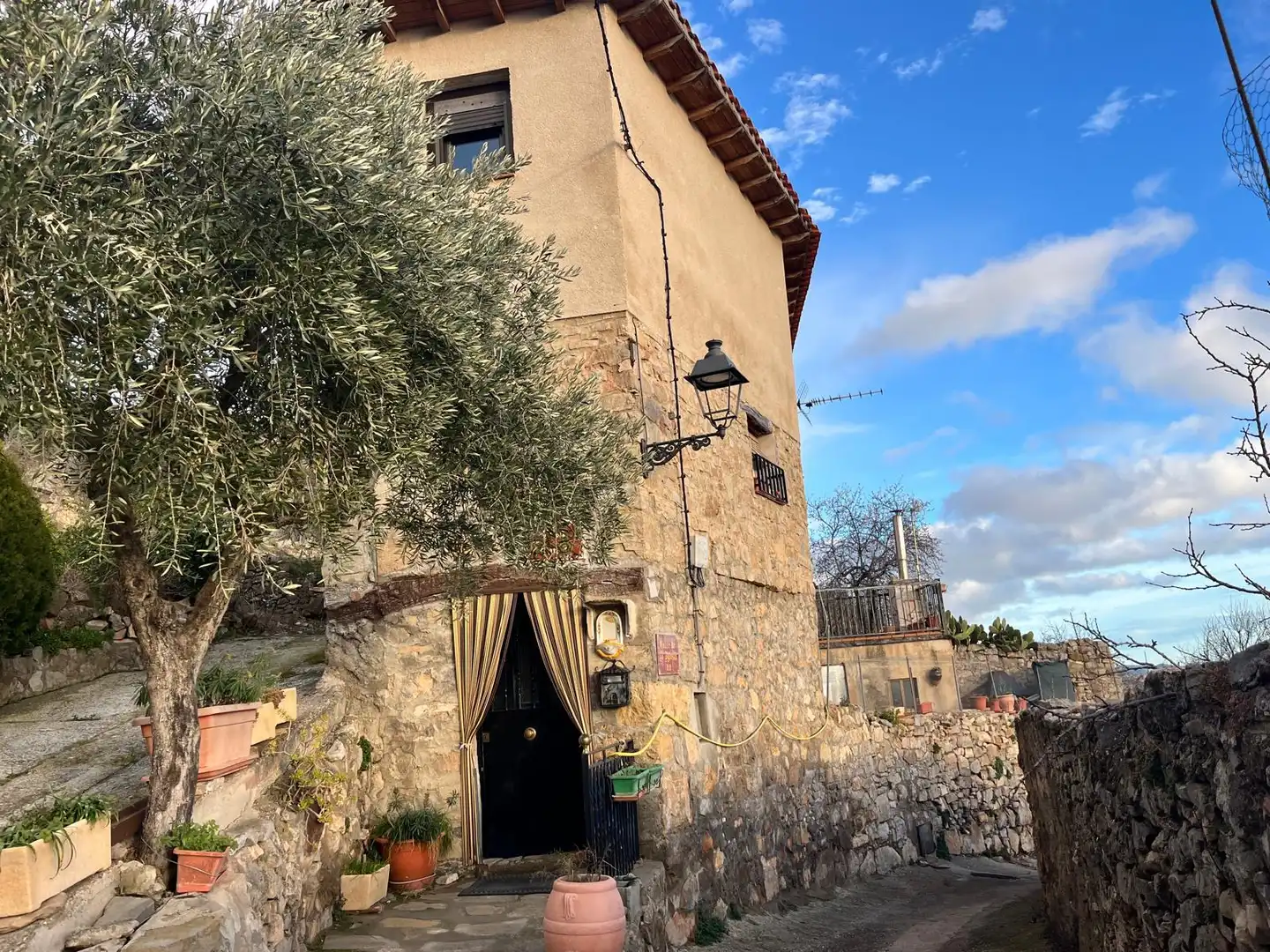 Vista exterior de Casa o xalet en venda en Hoz y Costean amb Calefacció, Terrassa i Traster