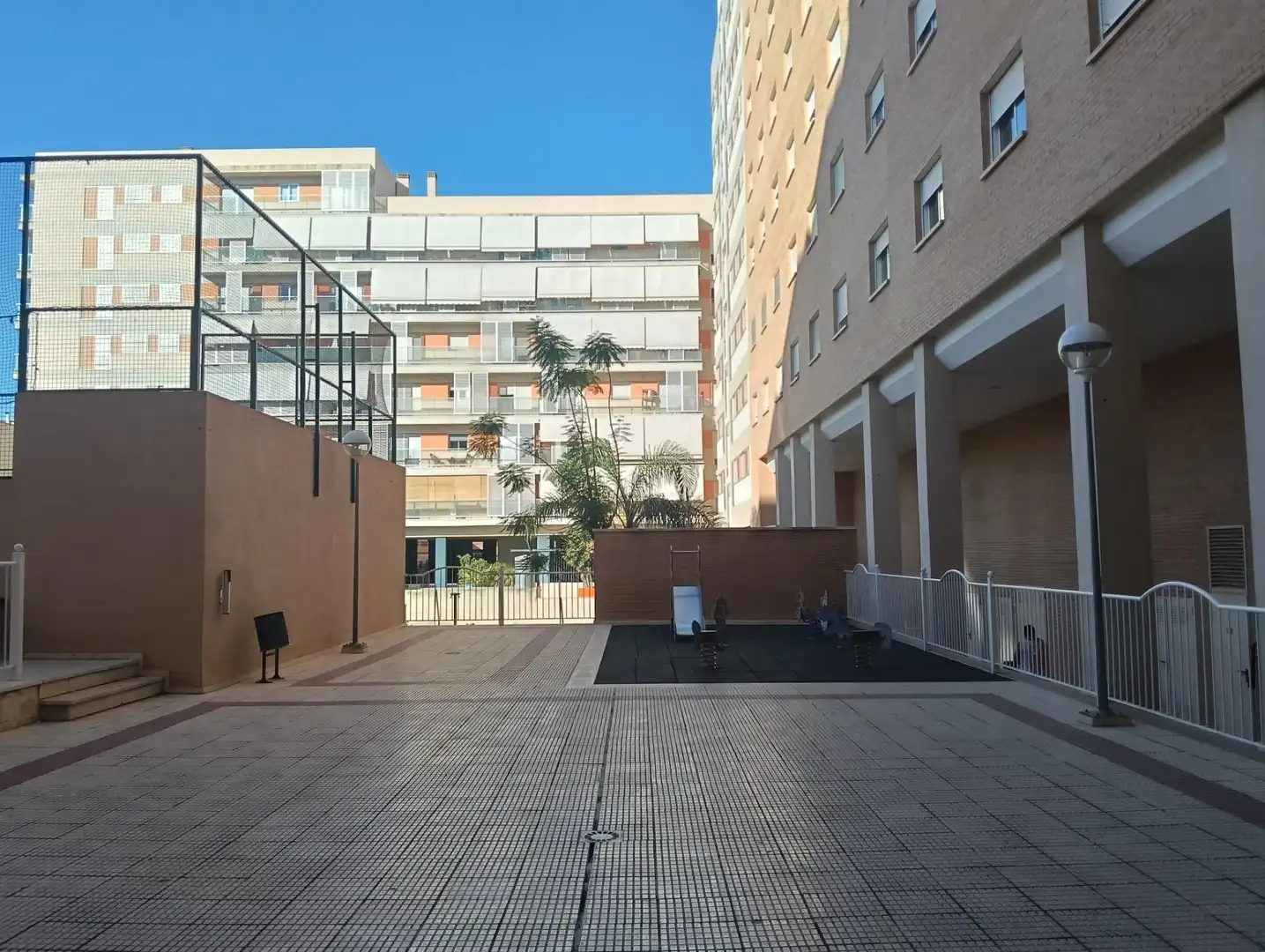 Vista exterior de Piso en venta en Alicante / Alacant con Aire acondicionado, Jardín privado y Trastero
