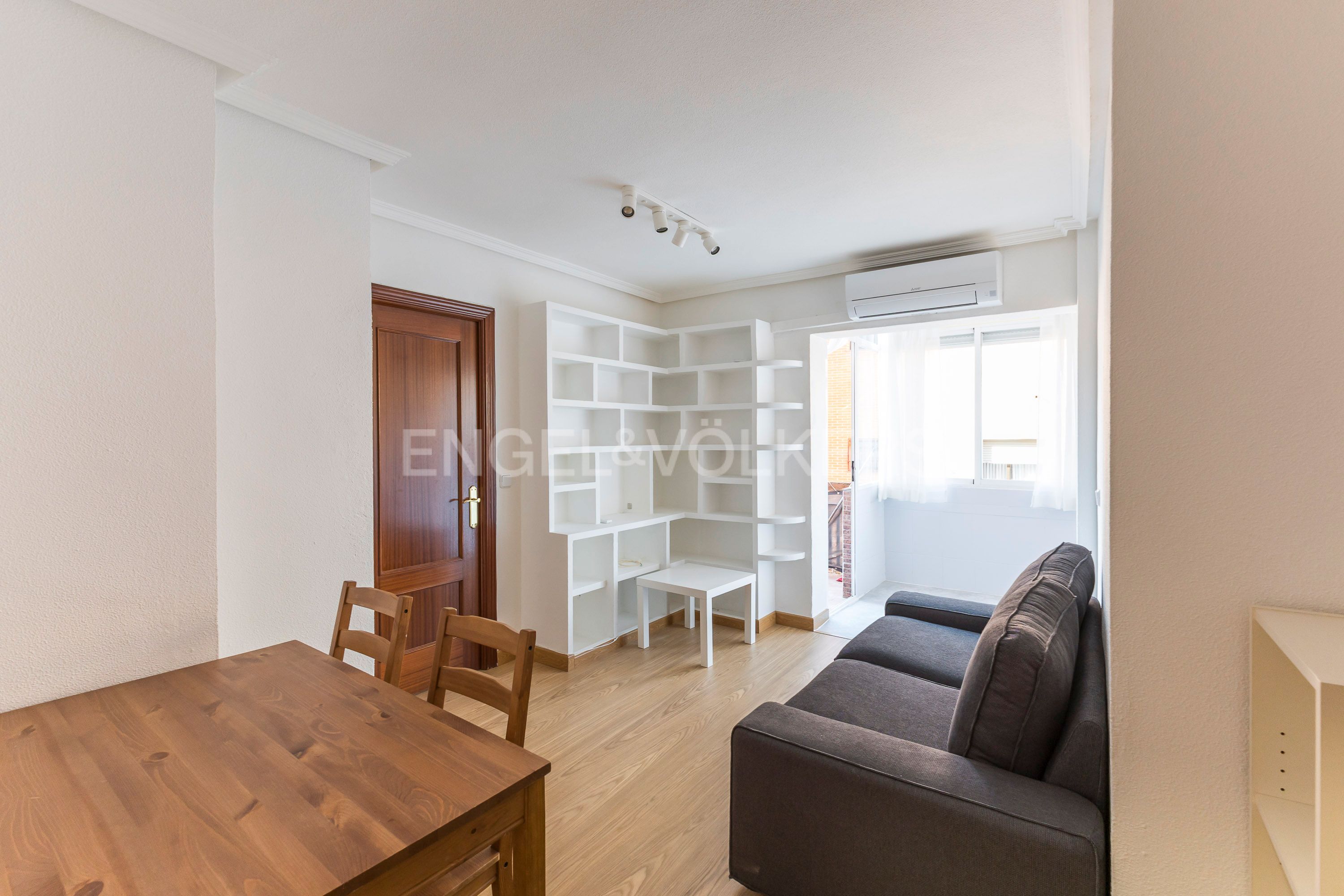 Sala d'estar de Apartament de lloguer en  Madrid Capital amb Aire condicionat, Calefacció i Jardí privat