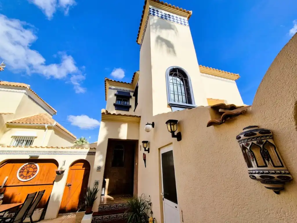 Vista exterior de Casa o xalet en venda en Villamartín amb Jardí privat