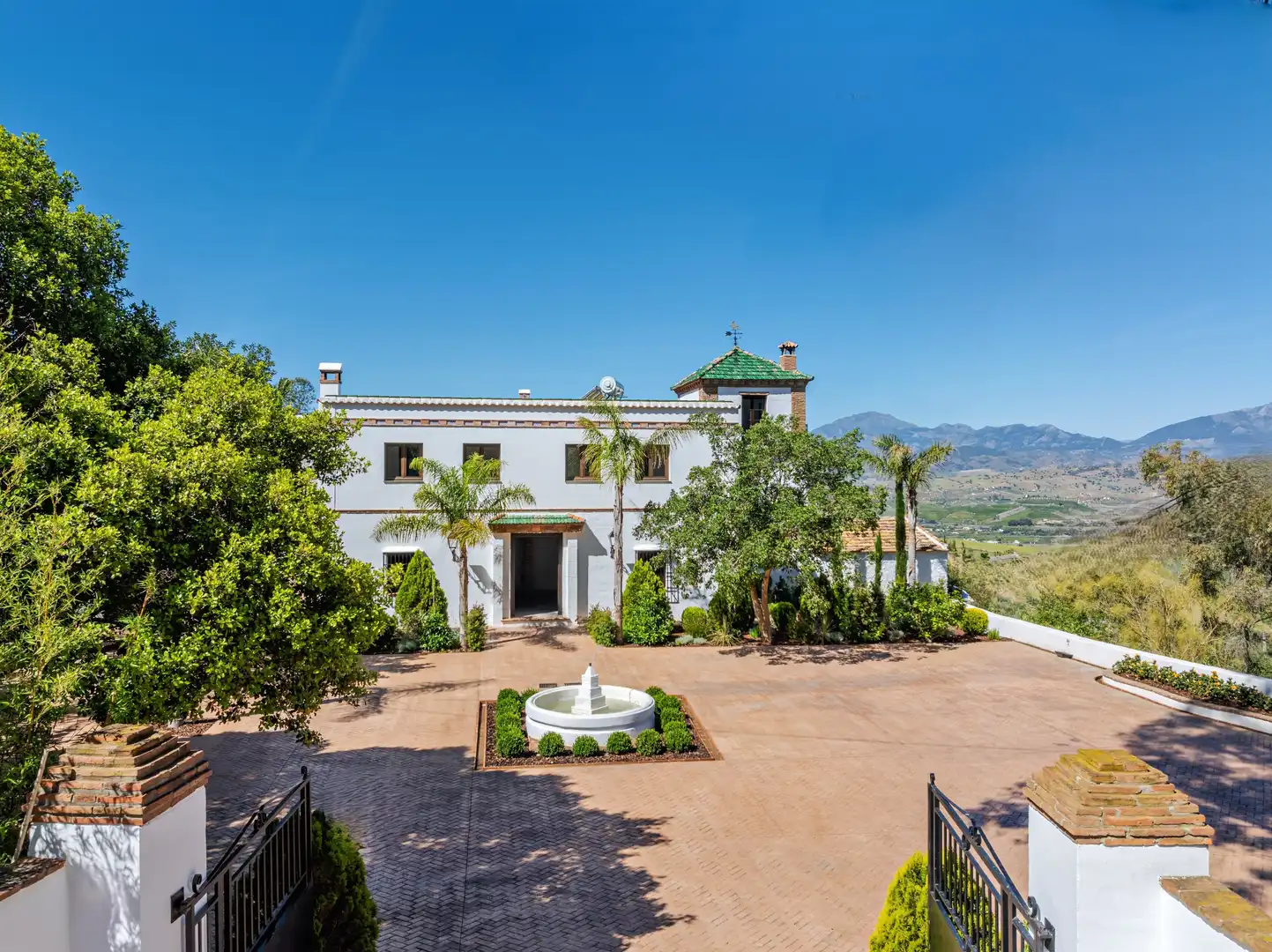 Vista exterior de Finca rústica en venda en Álora amb Aire condicionat, Calefacció i Jardí privat