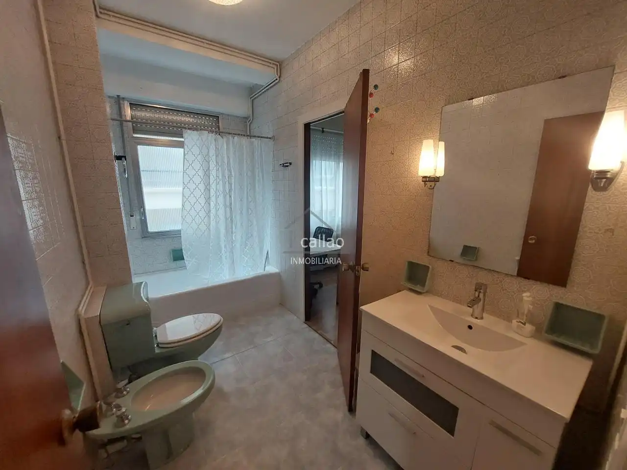 Bathroom of Flat for rent in Ferrol  with Heating, Furnished and Balcony