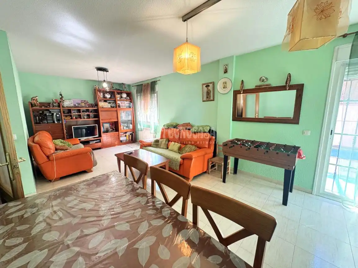 Sala de estar de Casa adosada en venta en Loeches