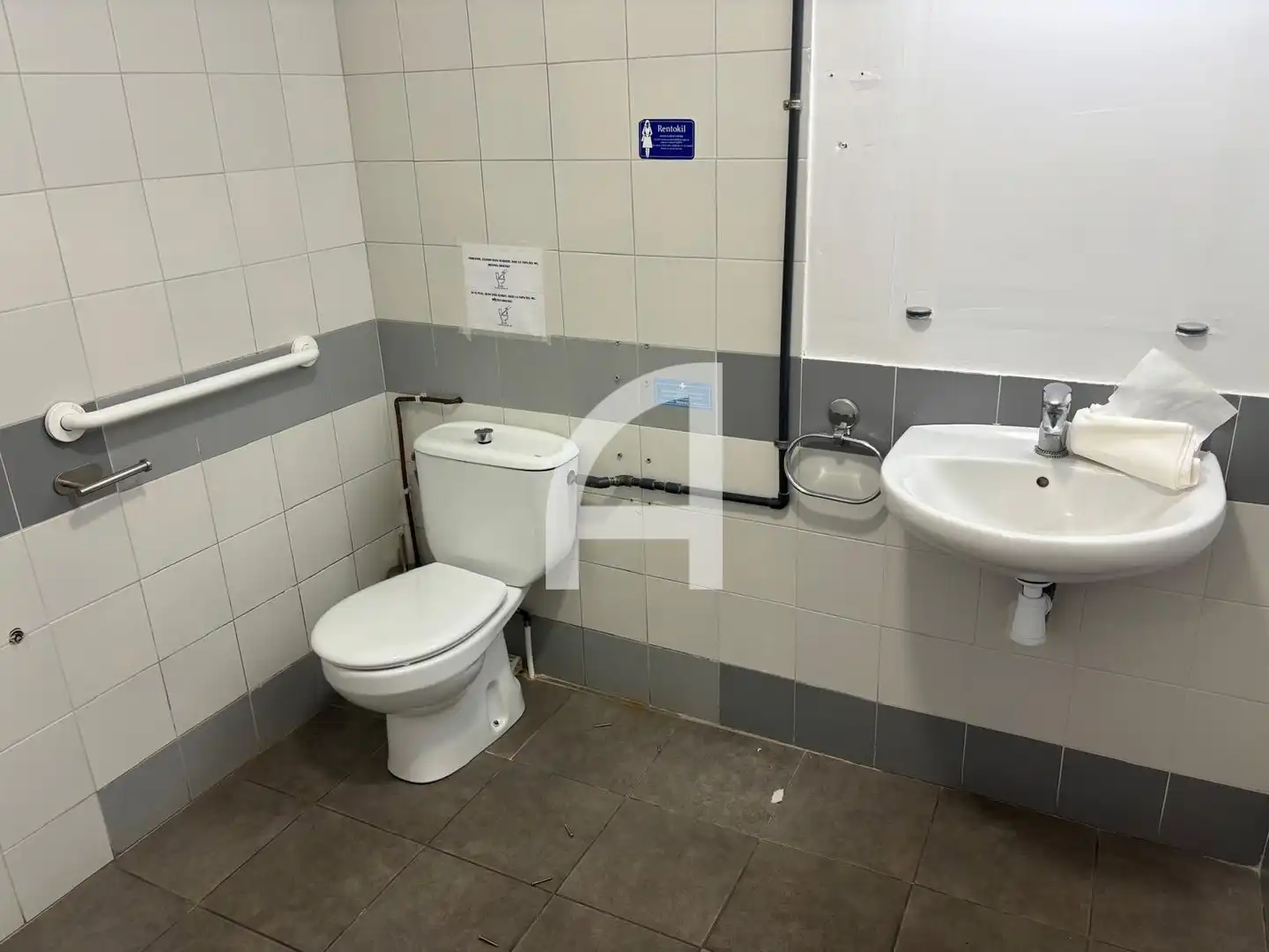 Baño de Local de alquiler en Sabadell