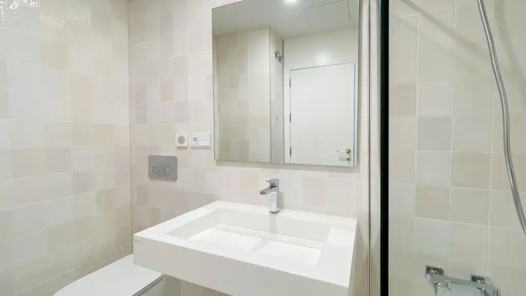Badezimmer von Wohnung zur Miete in Málaga mit Klimaanlage, Heizung und Privatgarten