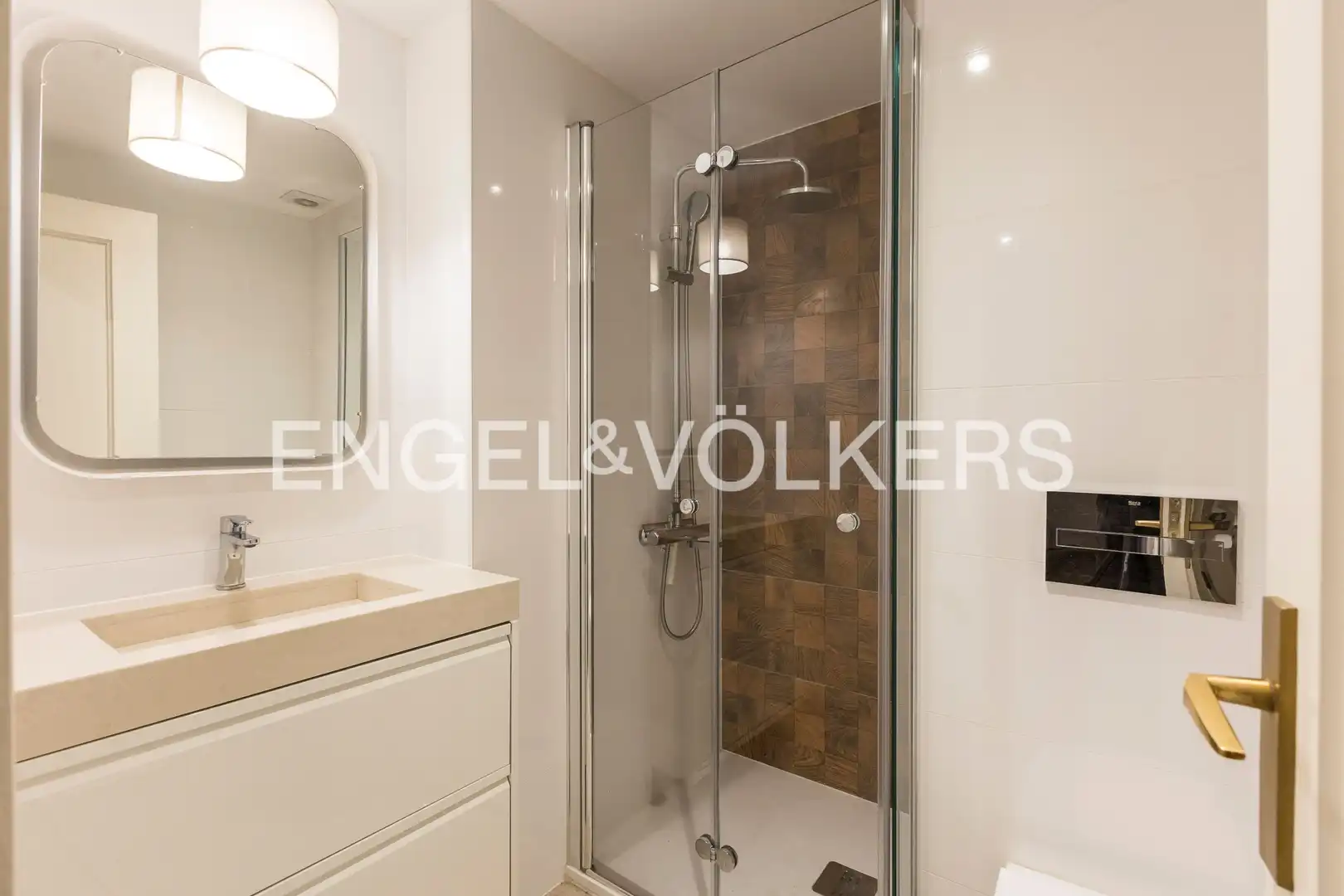 Bathroom of Flat for rent in Madrid  with Air Conditioner, Heating and Terrace