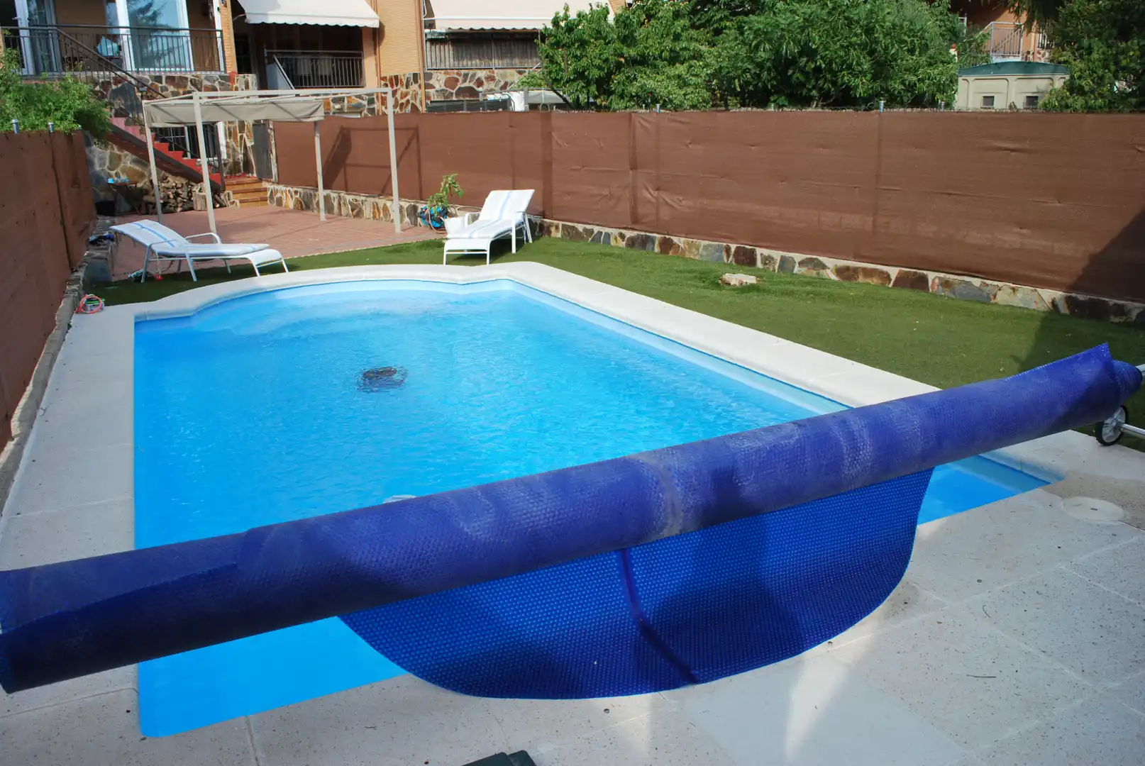 Schwimmbecken von Einfamilien-Reihenhaus zum Verkauf in Valdemorillo mit Privatgarten, Terrasse und Abstellraum