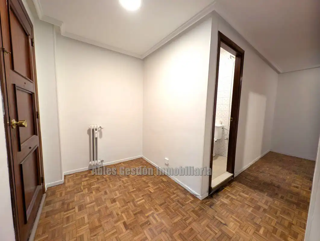 Habitación de Piso en venta en Oviedo  con Calefacción, Parquet y Terraza