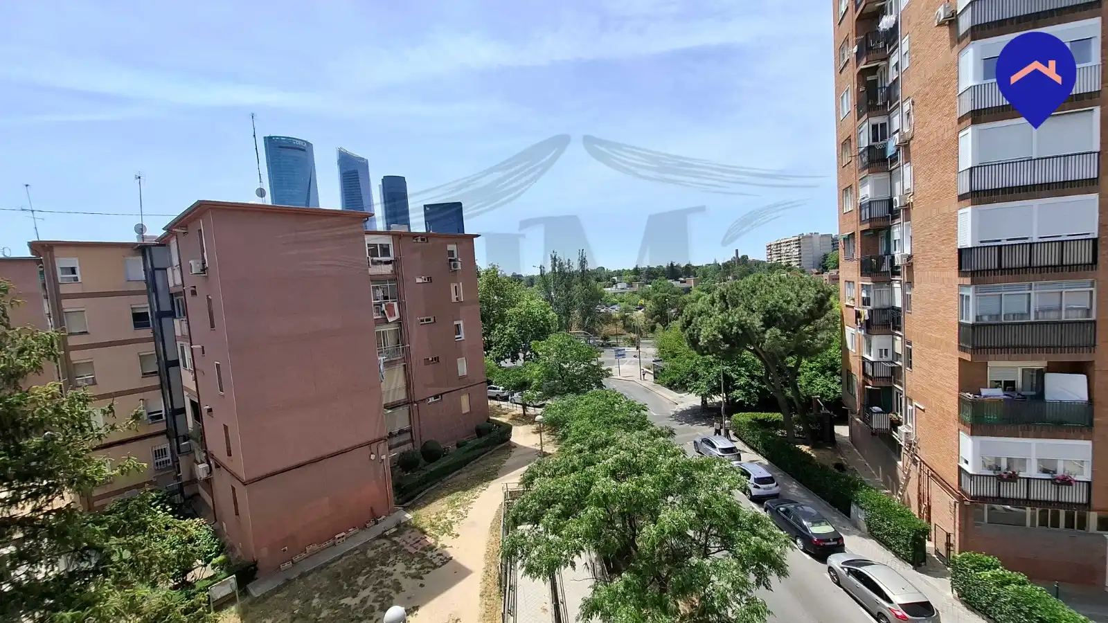 Vista exterior de Pis en venda en Madrid amb Calefacció i Alarma