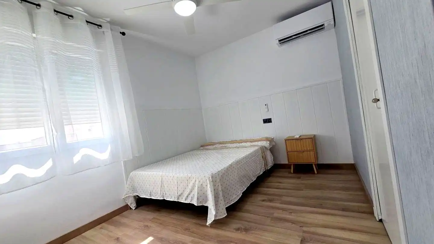 Schlafzimmer von Wohnung zur Miete in Gandia mit Klimaanlage, Terrasse und Möbliert