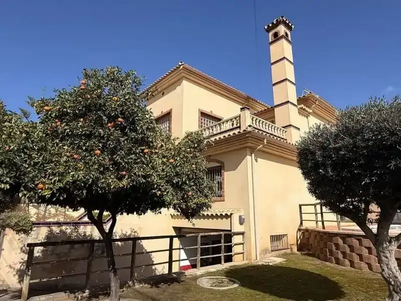 Vista exterior de Casa o xalet en venda en Torremolinos amb Aire condicionat, Piscina i Balcó
