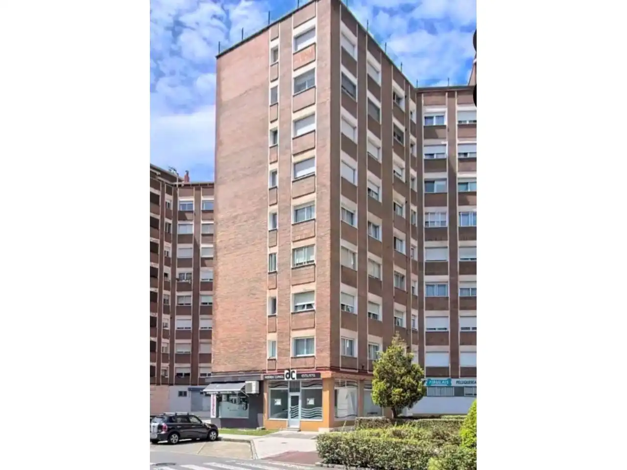 Vista exterior de Piso en venta en Avilés con Calefacción, Parquet y Alarma