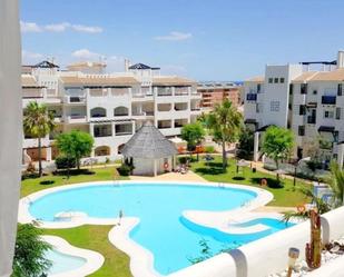 Vista exterior de Àtic en venda en Manilva amb Terrassa i Piscina comunitària