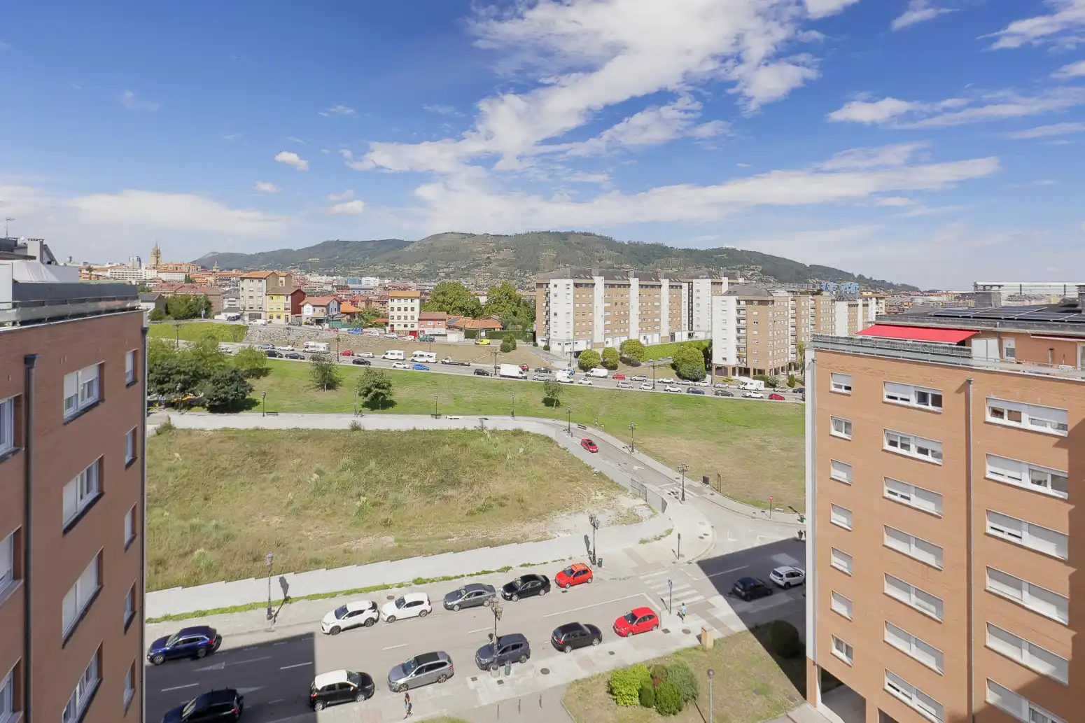 Vista exterior de Pis en venda en Oviedo  amb Calefacció, Parquet i Terrassa