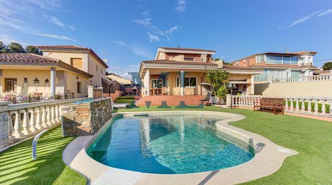 Exclusiva casa de diseño con jardín y piscina en Mas Den Serra