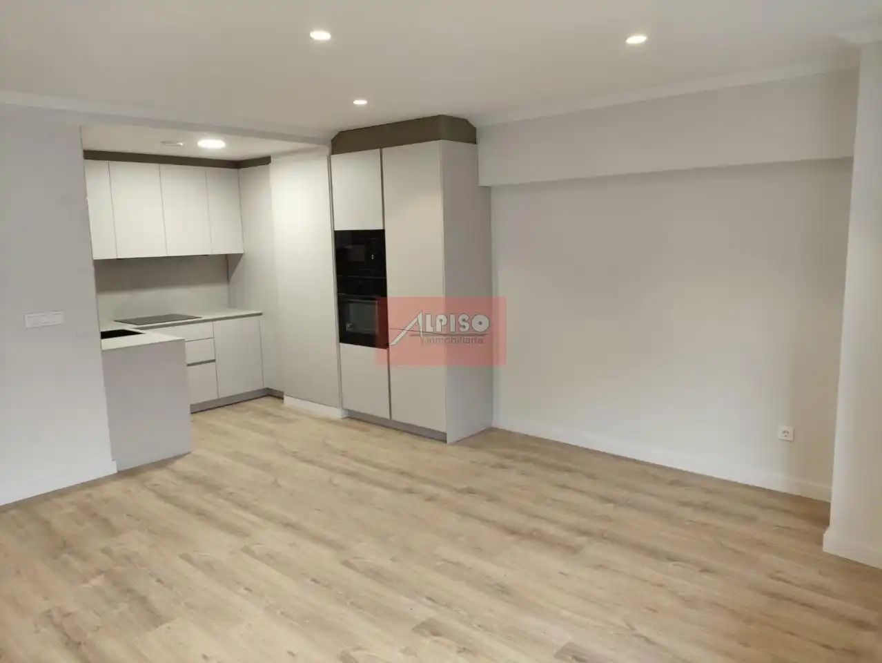 Cuina de Apartament de lloguer en Ourense Capital  amb Calefacció i Balcó