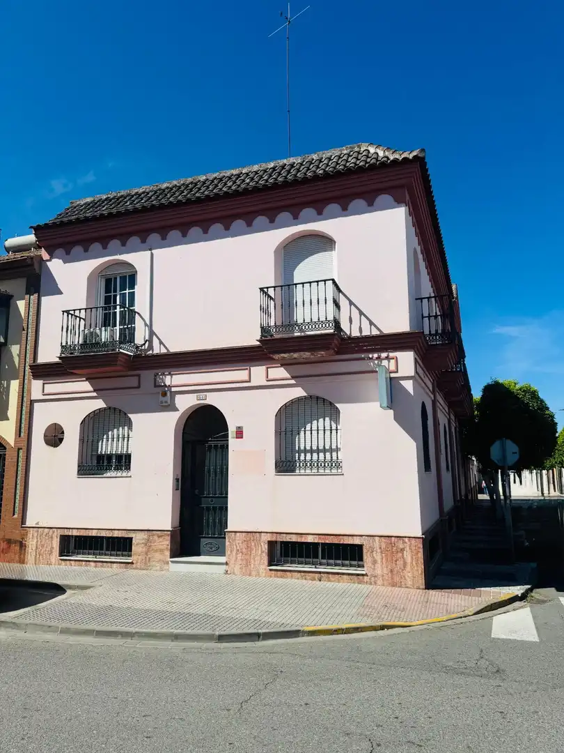 Vista exterior de Casa adosada en venda en La Rinconada amb Aire condicionat, Jardí privat i Terrassa