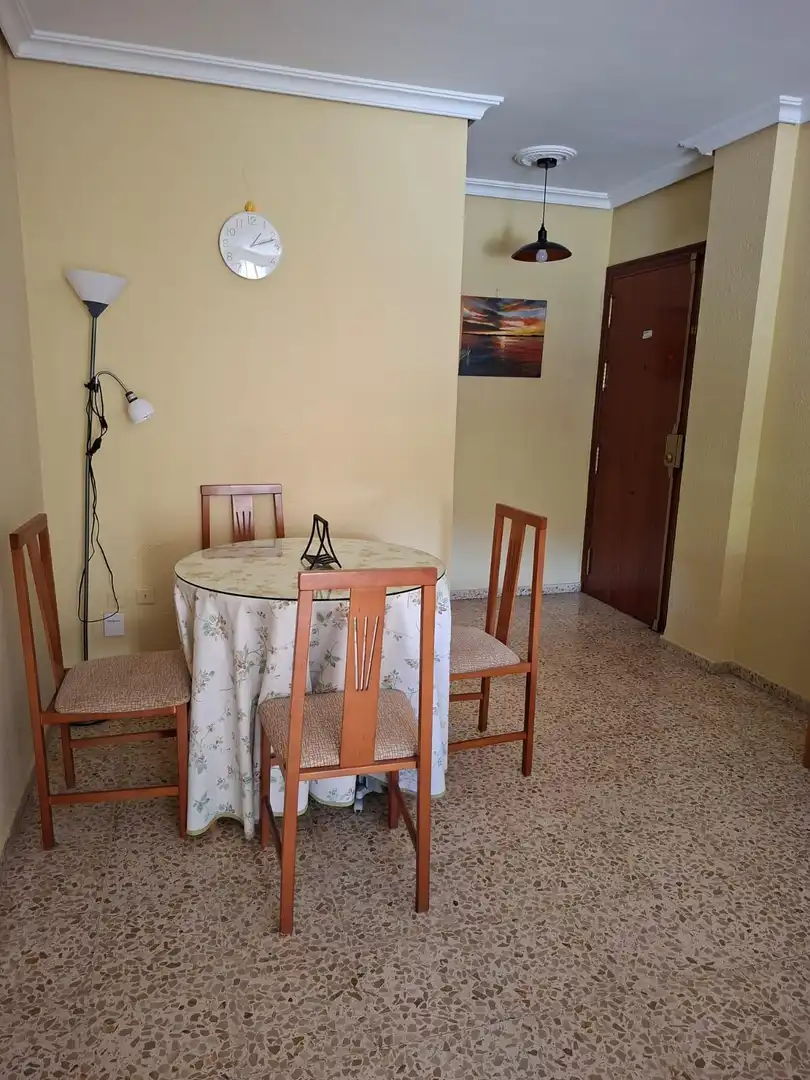 Comedor de Piso de alquiler en Sevilla con Aire acondicionado, Amueblado y Balcón
