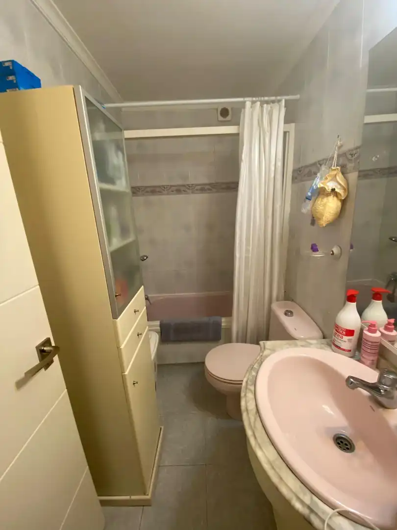 Bathroom of Flat for sale in Sevilla  with Air Conditioner and Terrace