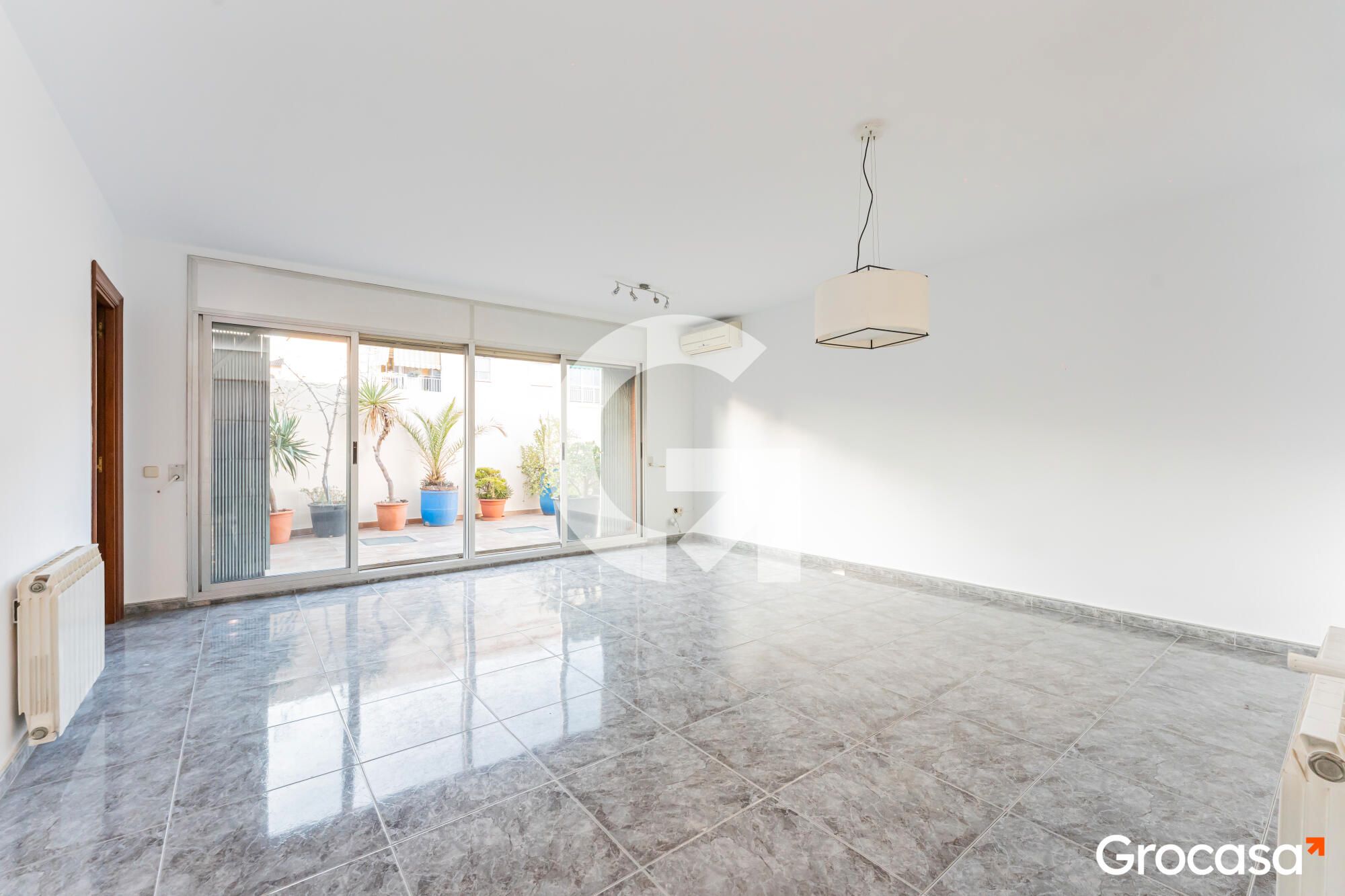 Vista exterior de Casa o xalet en venda en Cornellà de Llobregat amb Aire condicionat, Calefacció i Terrassa