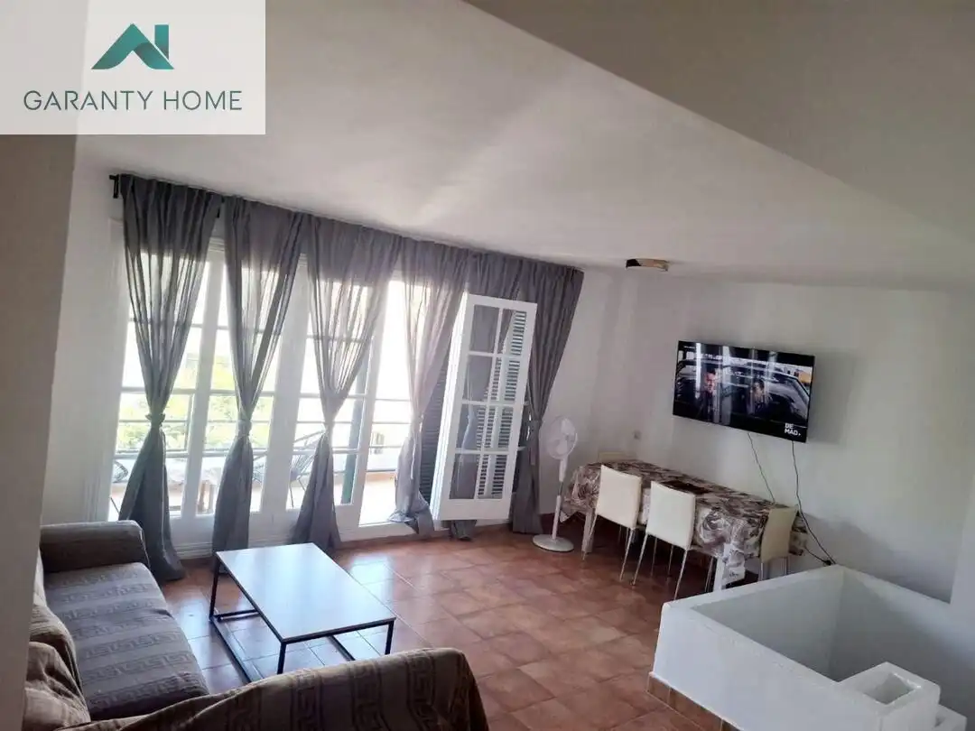 Sala d'estar de Dúplex de lloguer en Torremolinos amb Calefacció, Jardí privat i Terrassa
