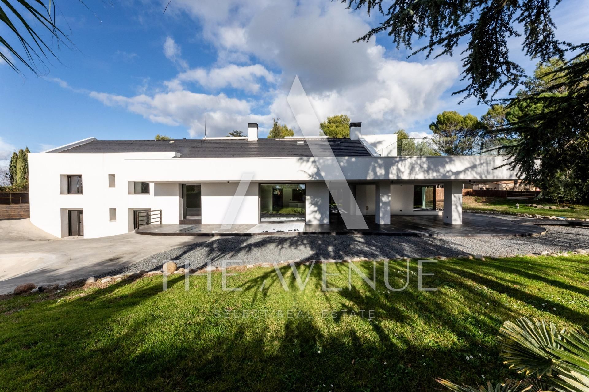 Vista exterior de Casa o chalet en venta en Boadilla del Monte con Jardín privado, Terraza y Piscina