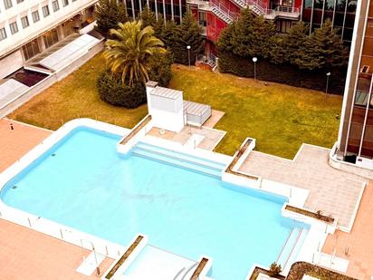 Swimming pool of Attic for sale in  Madrid Capital  with Air Conditioner, Heating and Private garden