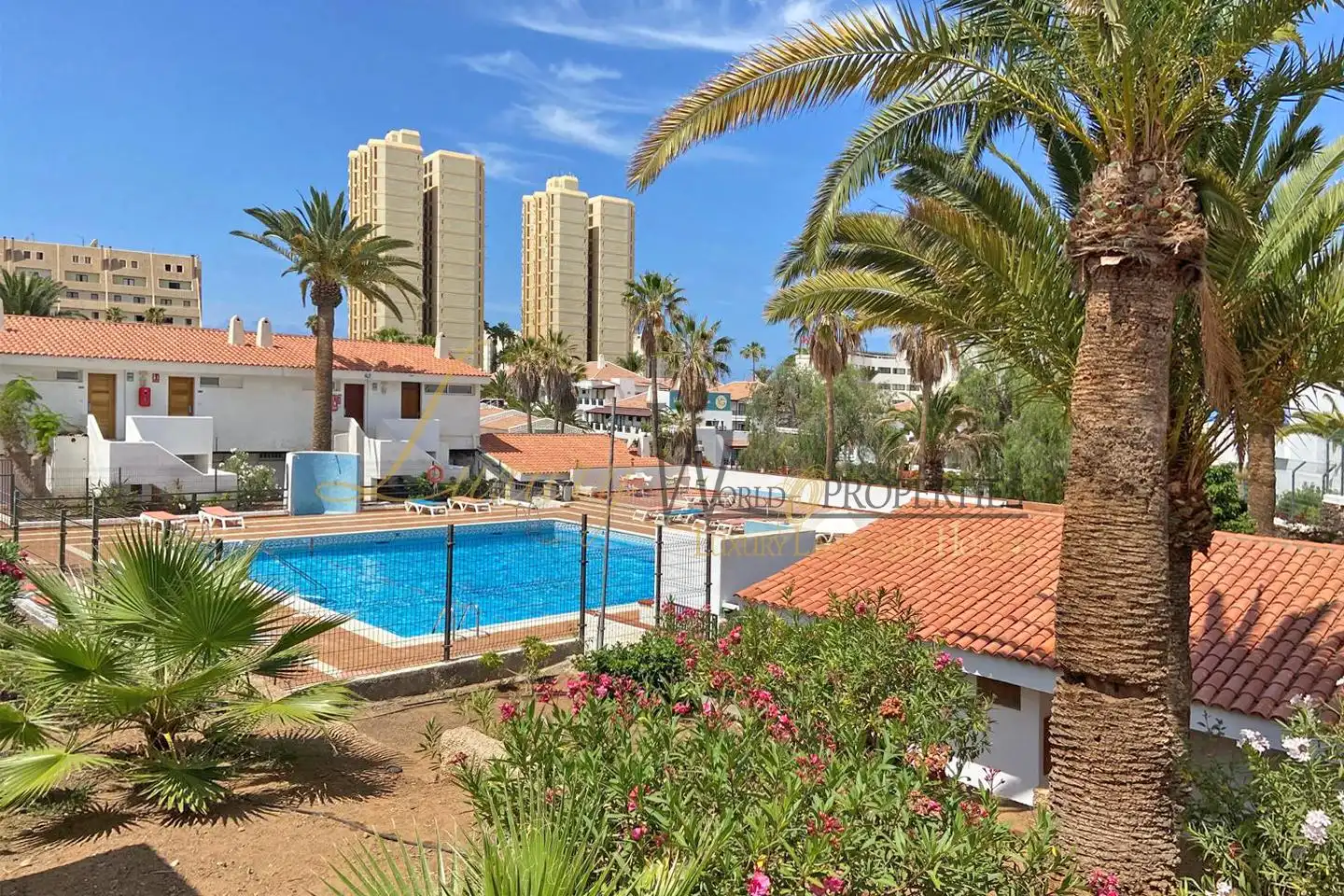 Vista exterior de Apartament en venda en Adeje amb Terrassa i Piscina comunitària