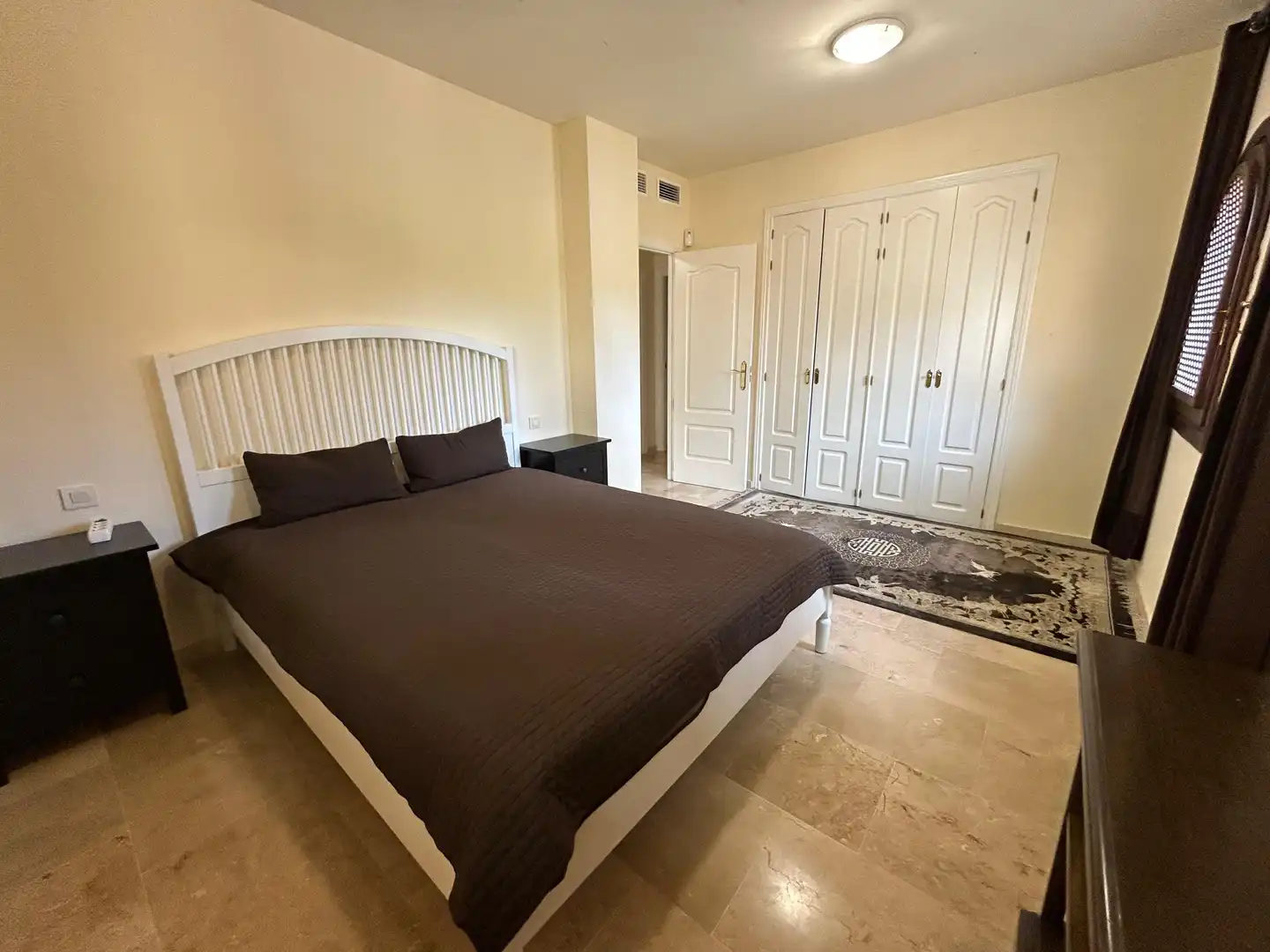 Dormitori de Apartament de lloguer en Estepona amb Aire condicionat, Moblat i Internet