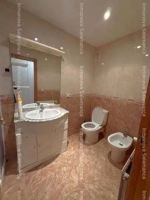Bathroom of Flat for rent in Salamanca  with Heating, Furnished and Microwave