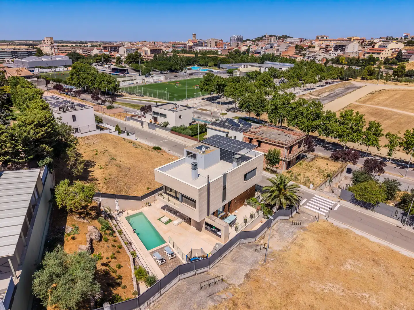 Vista exterior de Casa o xalet en venda en Tàrrega amb Aire condicionat, Jardí privat i Terrassa