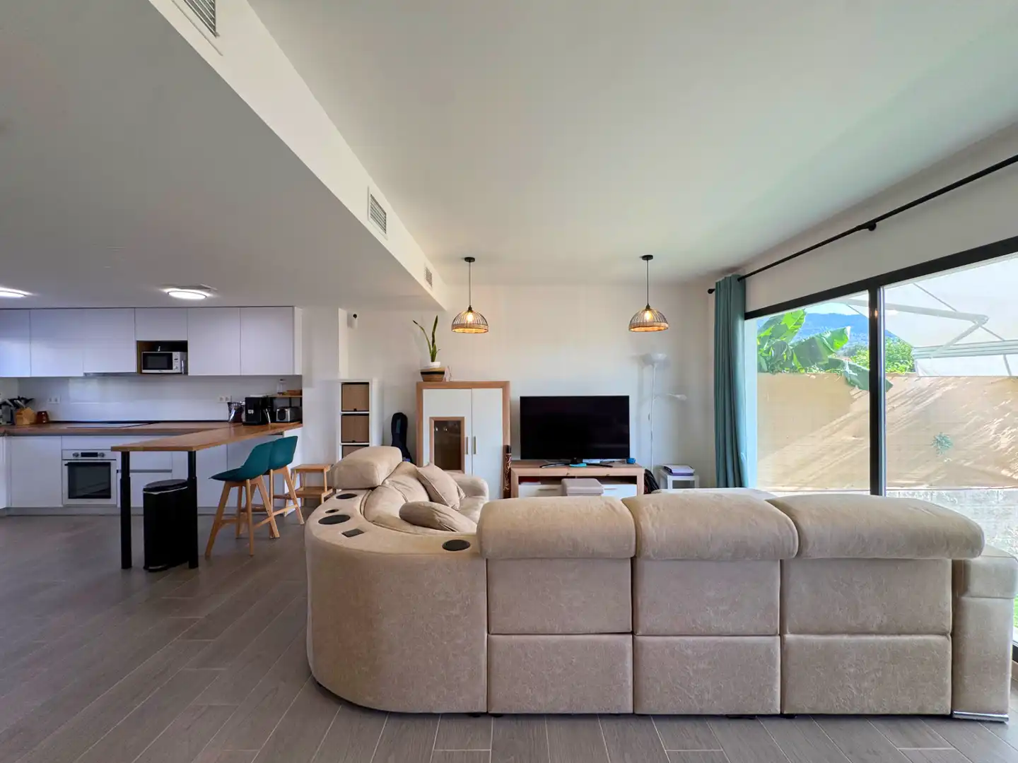 Sala d'estar de Casa adosada en venda en Alhaurín de la Torre amb Aire condicionat, Calefacció i Jardí privat