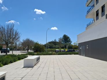 Locale commerciale in affitto a Calle Santa Ángela de la Cruz