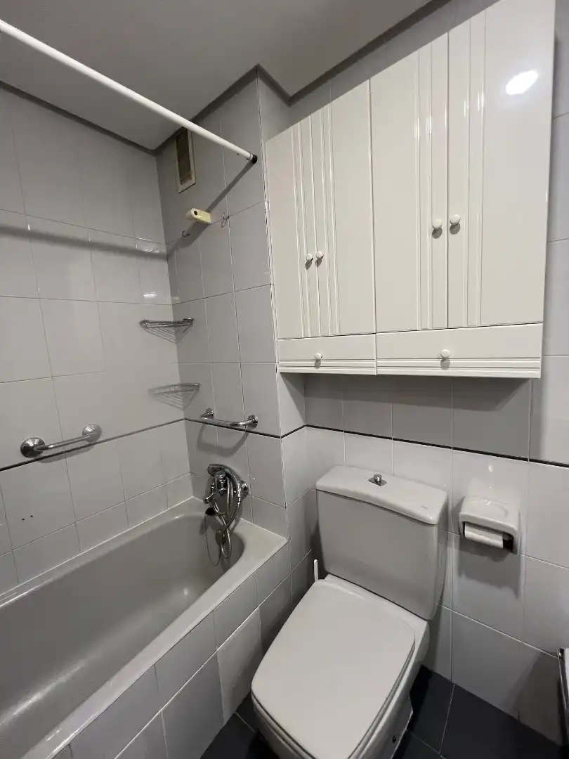 Baño de Apartamento en venta en Oviedo  con Calefacción, Parquet y Amueblado
