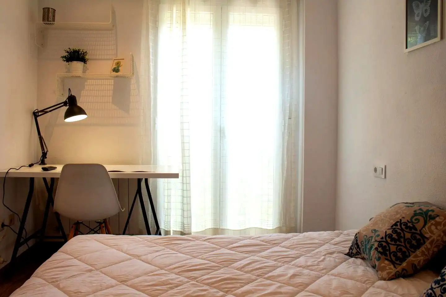 Dormitori de Apartament de lloguer en Valencia amb Aire condicionat, Moblat i Balcó