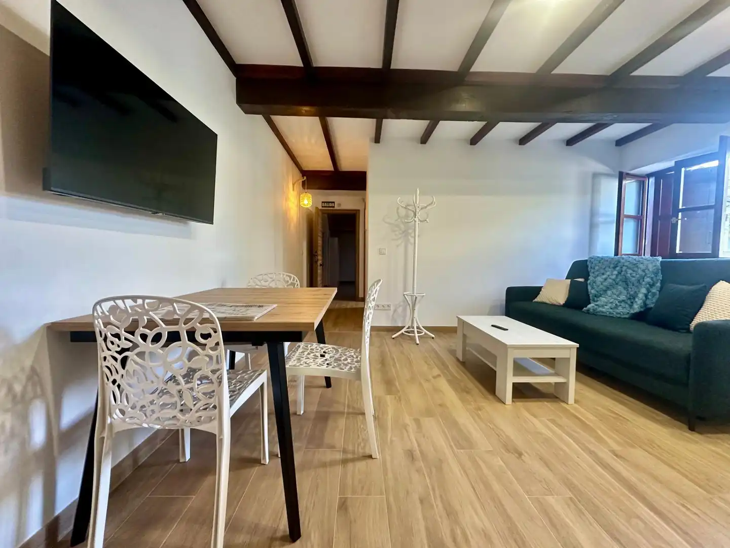Wohnzimmer von Erdgeschoss zur Miete in Miengo mit Privatgarten, Terrasse und Möbliert