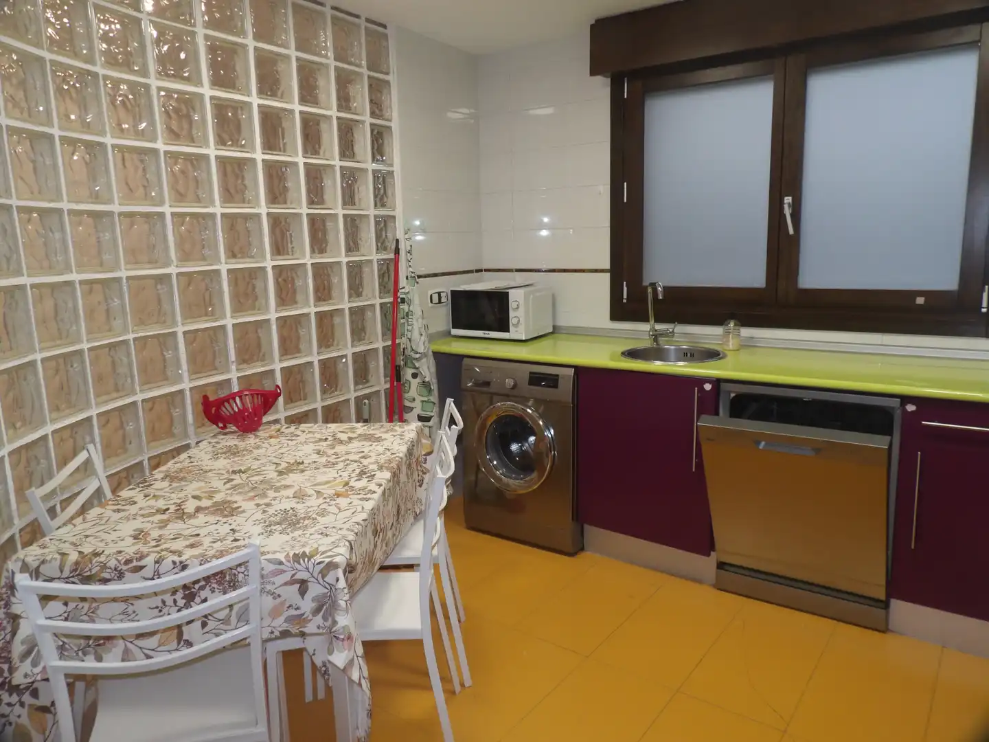 Cocina de Apartamento en venta en León Capital  con Calefacción, Parquet y Amueblado