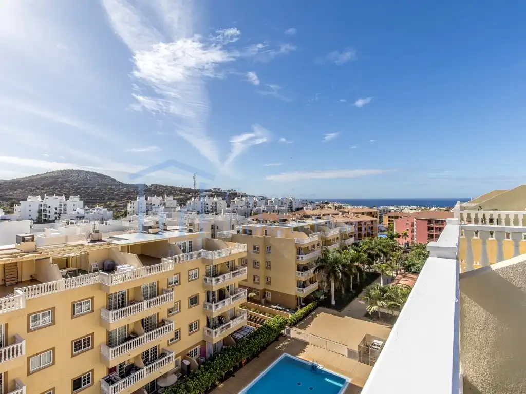 Vista exterior de Àtic en venda en Arona amb Piscina comunitària