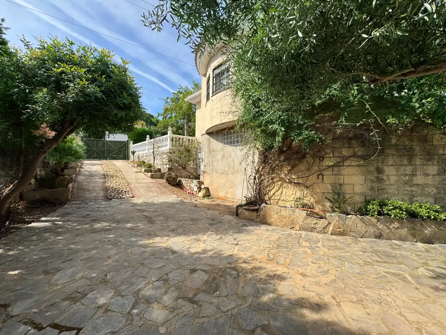 Vista exterior de Casa o xalet en venda en Alhaurín de la Torre amb Aire condicionat, Calefacció i Jardí privat
