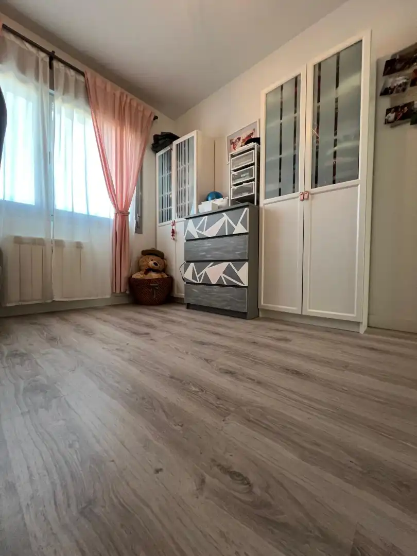 Habitación de Casa adosada en venta en Villalbilla con Aire acondicionado, Calefacción y Jardín privado