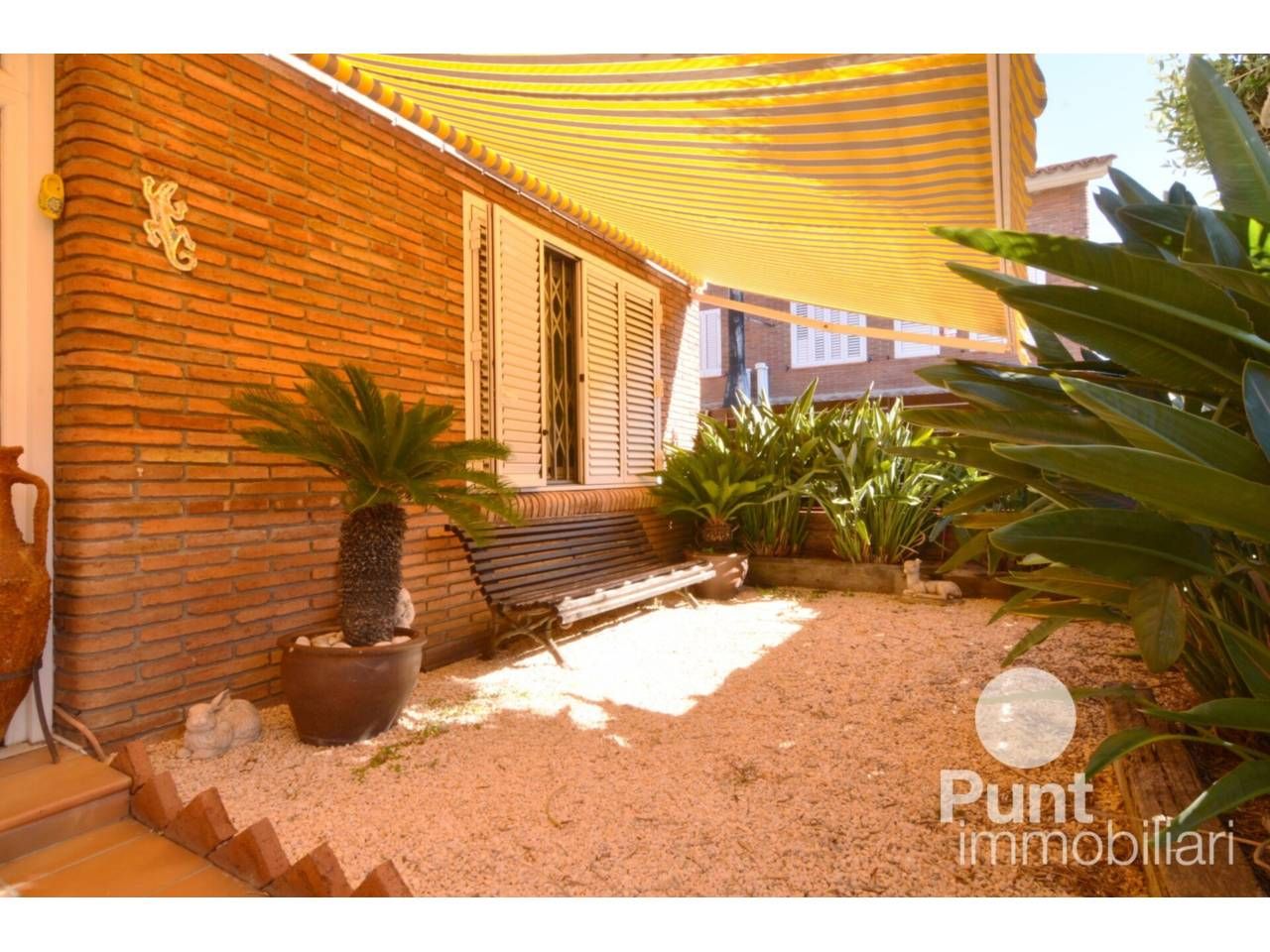 Exterior view of Single-family semi-detached for sale in Premià de Dalt  with Air Conditioner, Heating and Private garden