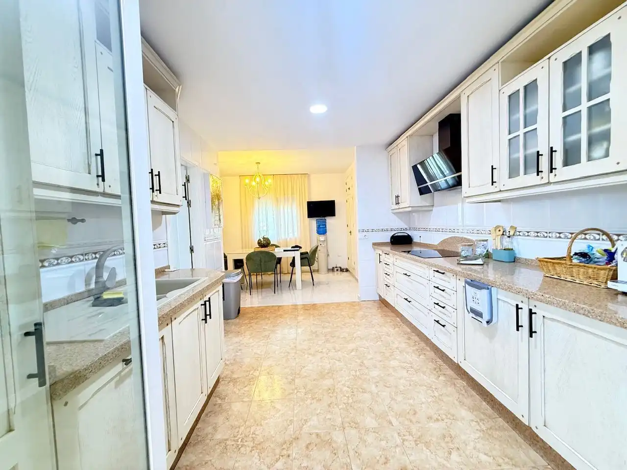 Cuina de Casa o xalet en venda en Vélez-Málaga amb Aire condicionat, Calefacció i Jardí privat