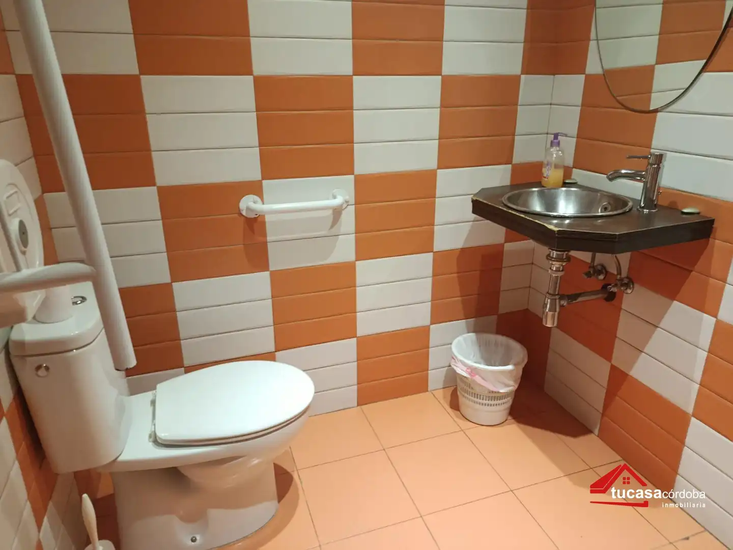 Bany de Local en venda en Córdoba amb Aire condicionat