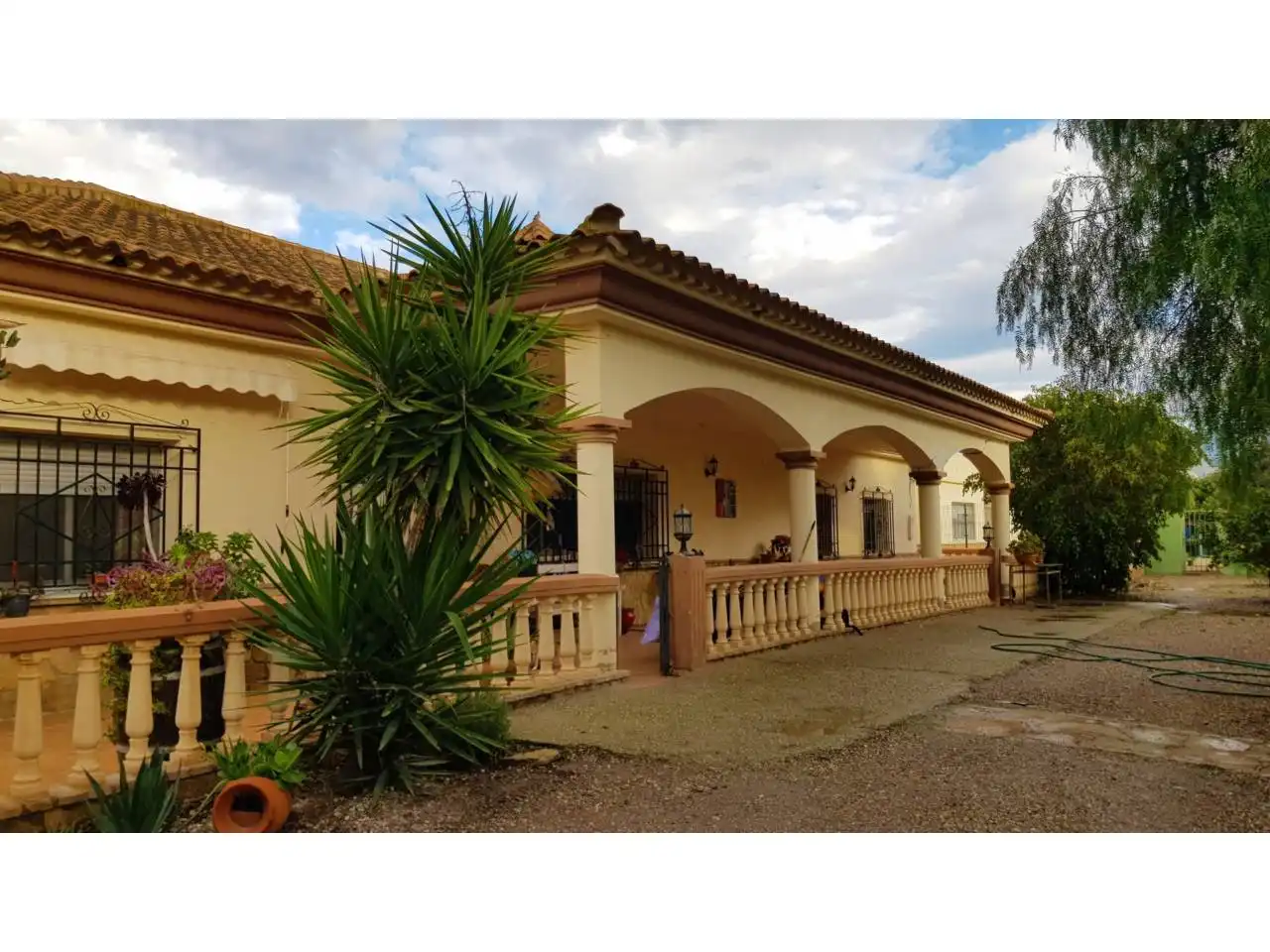 Casa rústica con jardín en venta en Los Gallardos