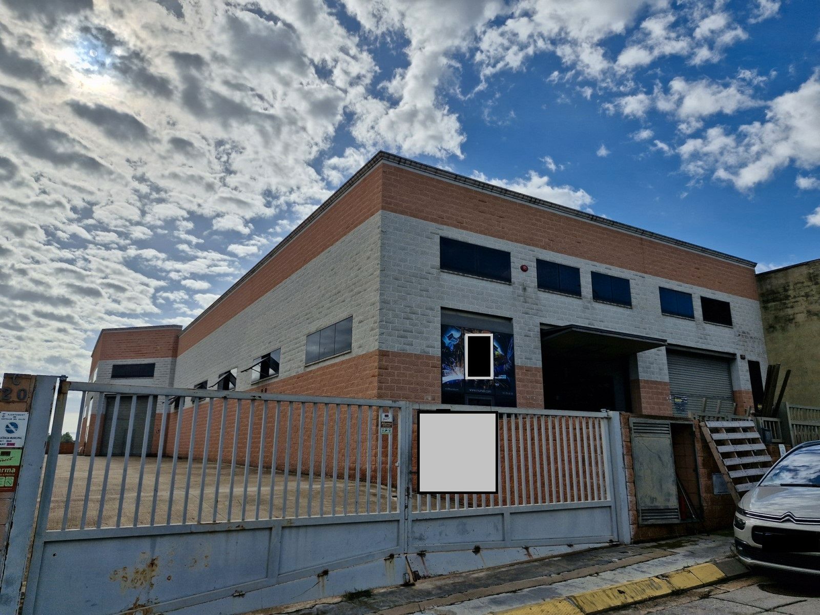 Vista exterior de Nau industrial en venda en Castellar del Vallès amb Alarma