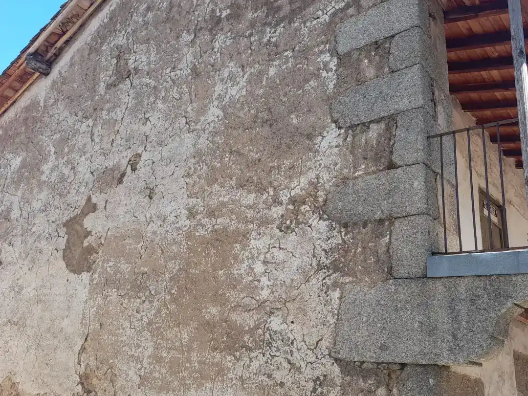 Vista exterior de Casa adosada en venda en Becedas amb Balcó
