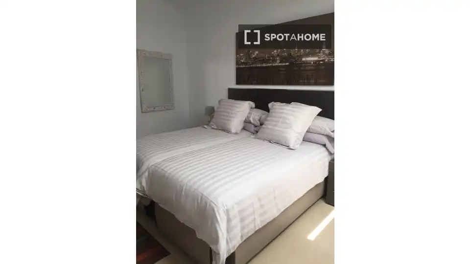 Dormitori de Apartament per a compartir en Vélez-Málaga amb Aire condicionat, Terrassa i Moblat