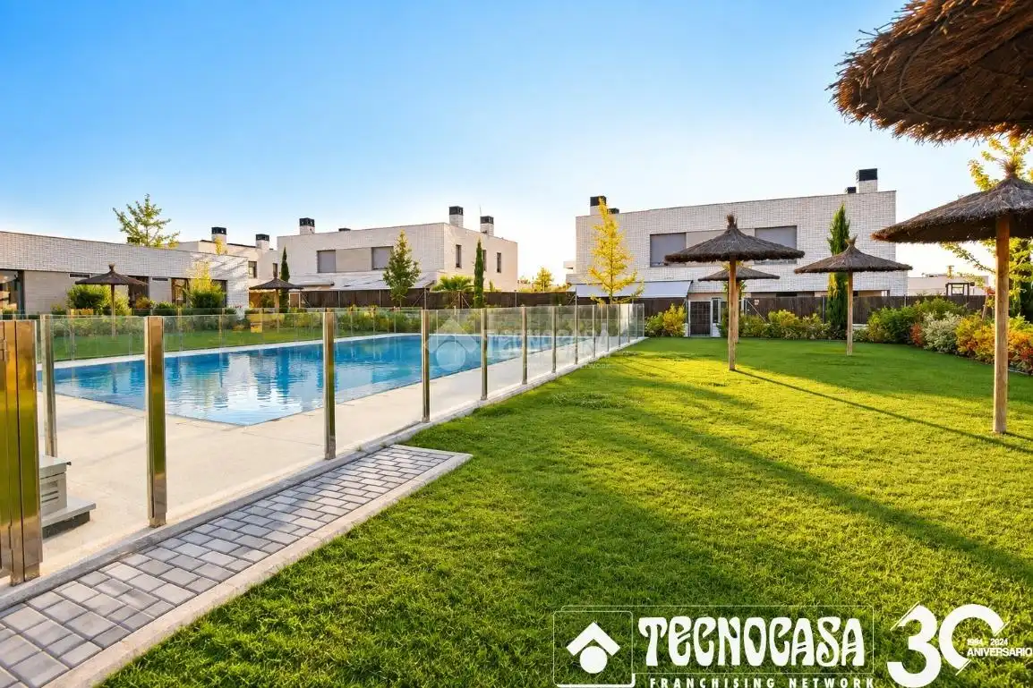 Casa pareada con piscina en venta en El Bosque