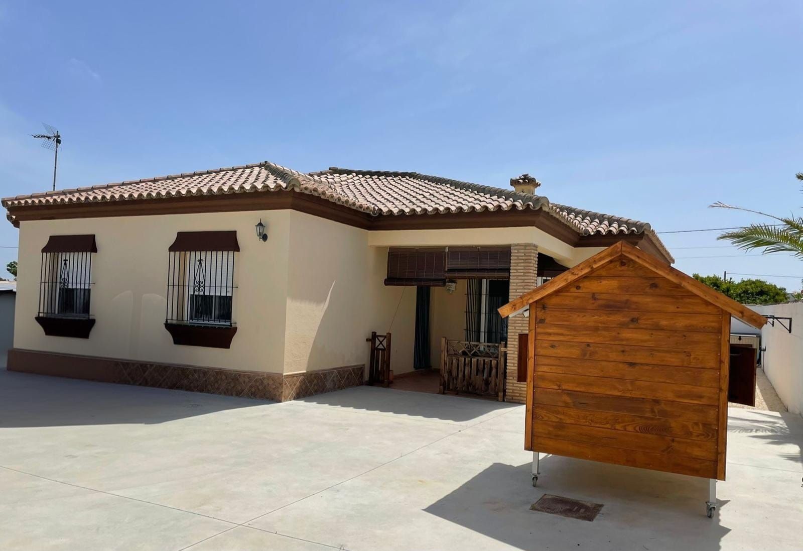 Exterior view of House or chalet for sale in Chiclana de la Frontera