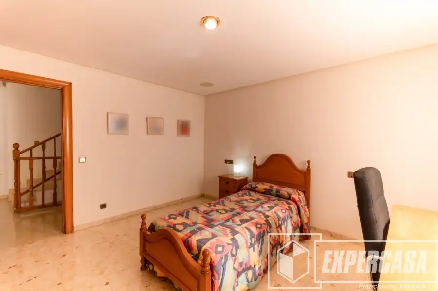 Dormitori de Casa o xalet en venda en Alaquàs amb Aire condicionat, Terrassa i Piscina